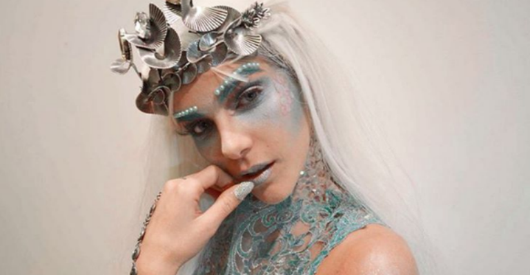 Fantasiada de sereia, Isabella Santoni arrasa em festa de Halloween