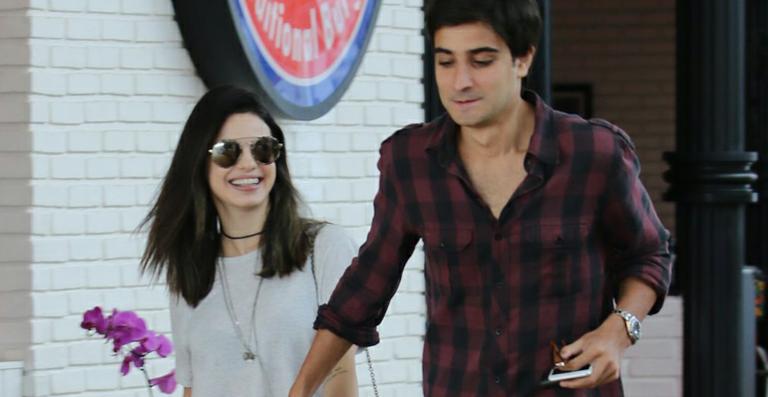 Sthefany Brito curte passeio com o namorado