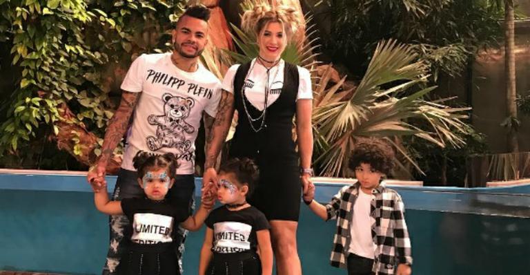 Rafaella e Sophia, filhas gêmeas de Dani Souza e Dentinho, vão para a escola com roupas idênticas