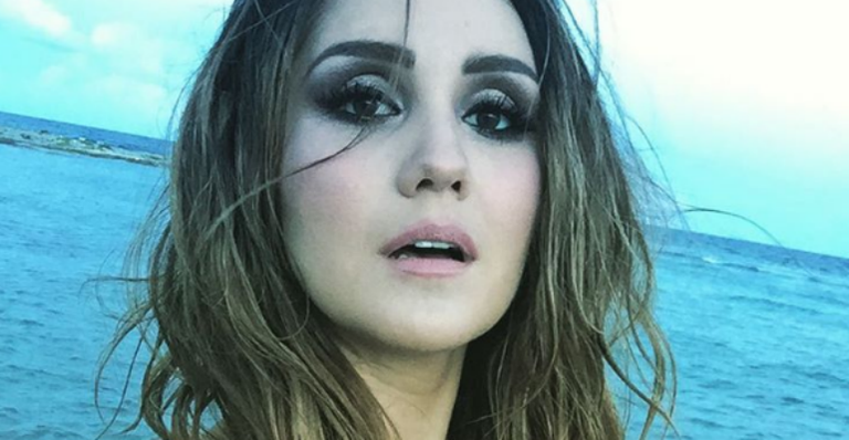 Dulce Maria aparece mais sexy do que nunca no clipe de ‘Volvamos’