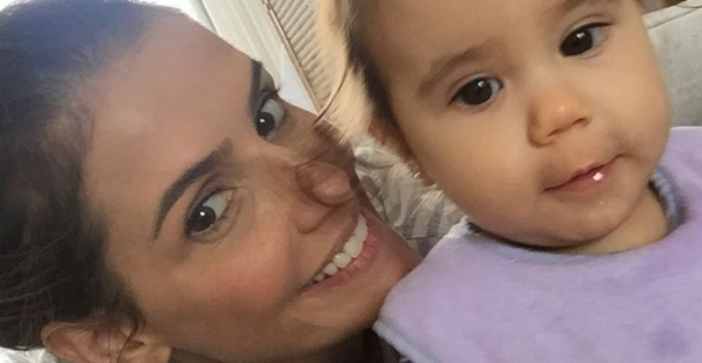 Deborah Secco mostra obra de arte dedicada à filha, Maria Flor