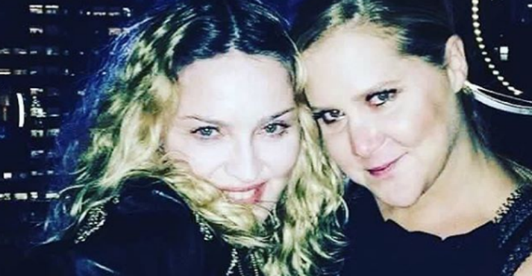 Madonna abre o show da comediante Amy Schumer e as duas fazem uma pirâmide humana