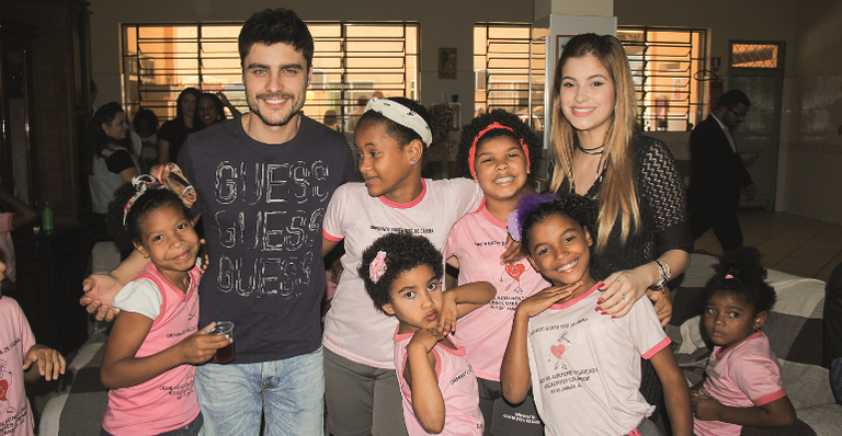 Guilherme Leicam e Bruna Altieri fazem a alegria das crianças