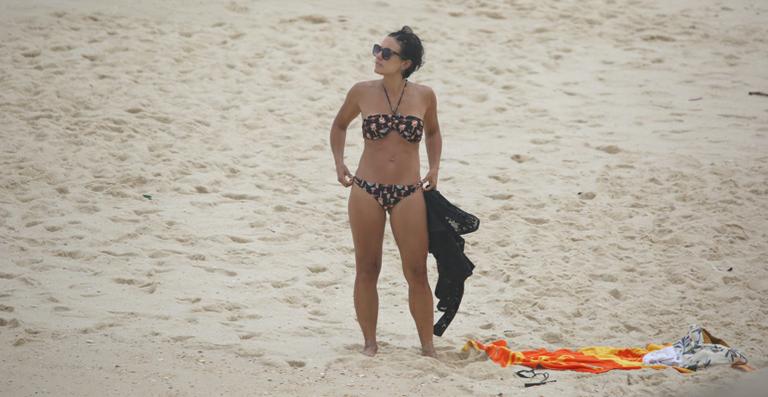 Juliana Knust exibe sua boa forma em dia na praia