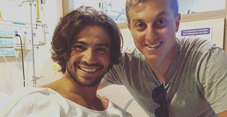 Luciano Huck visita Mariano no hospital após acidente no ‘Saltibum’
