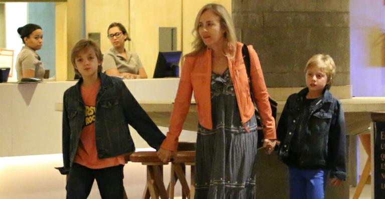 Angélica passeia com os filhos em shopping no Rio de Janeiro