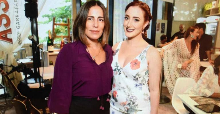 Gloria Pires prestigia mostra de decoração e arquitetura no Rio de Janeiro