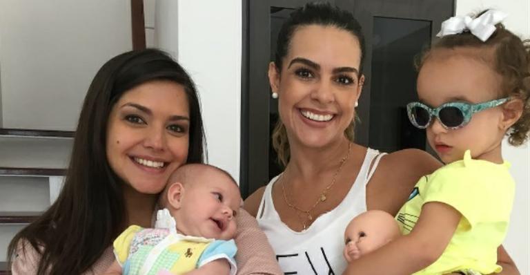 Thais Fersoza mostra a filha encantada com boneca de coleguinha