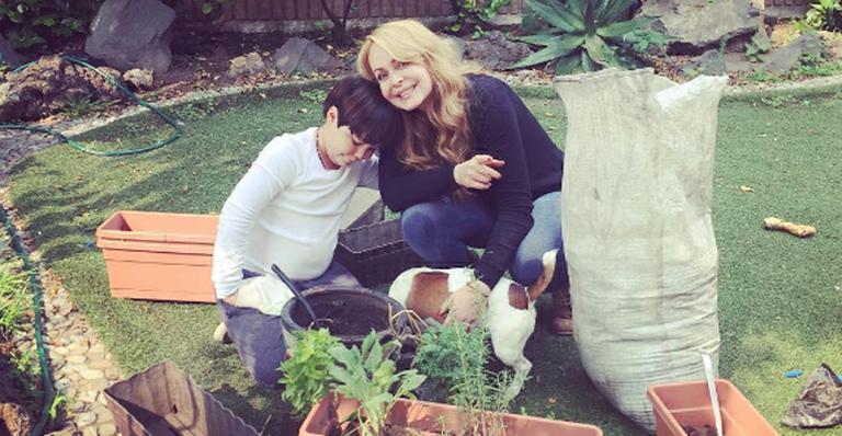 Loiríssima, Gaby Spanic mostra foto de diversão com o filho