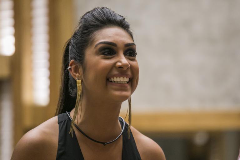 Idênticas! Ex-BBB Amanda Djehdian posa com dupla Simone e Simaria e impressiona fãs