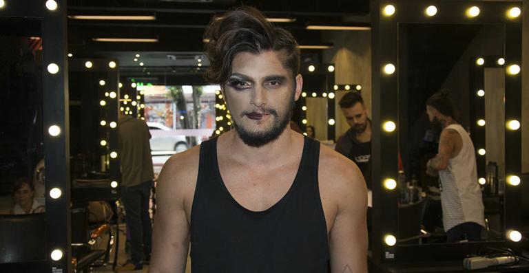 Bruno Gissoni exibe sua caracterização para reestreia de peça de teatro