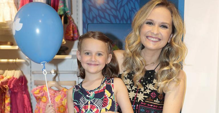 Fernanda Rodrigues aproveita evento de moda com a filha, Luisa