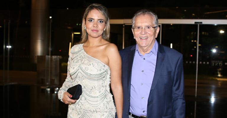 Carlos Alberto de Nóbrega vai a festa com a nova namorada