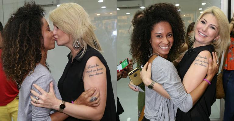 Antonia Fontenelle dá selinho em Cinara Leal na estreia da peça ‘Compulsão’ no Rio