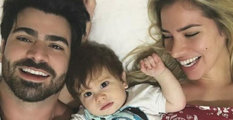 Adriana Sant’anna faz tatuagem para o marido e o filho
