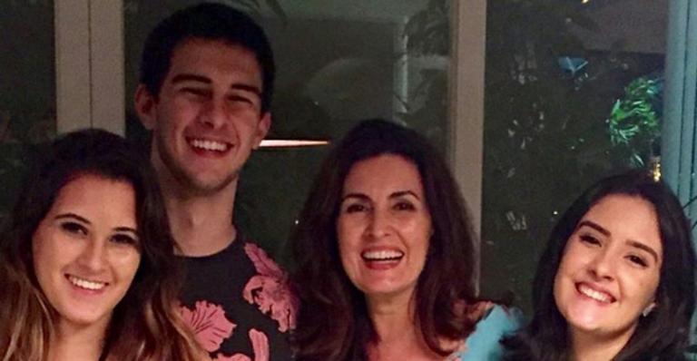 Fátima Bernardes comemora o aniversário dos trigêmeos