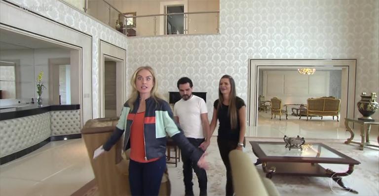 Luciano Camargo exibe sua mansão na TV: ‘Embora grande, é bem aconchegante’