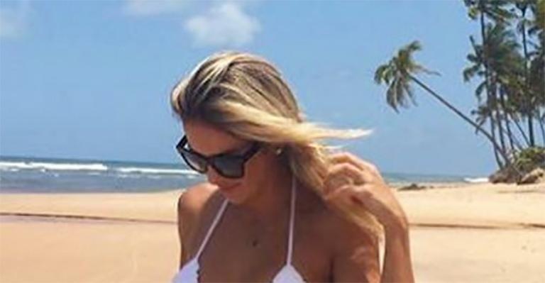 Aos 40, Ticiane Pinheiro exibe cinturinha usando biquíni branco