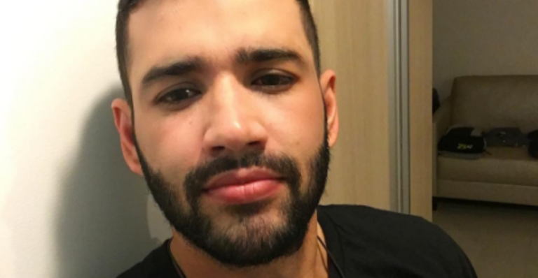 Gusttavo Lima posa de óculos de grau: “Idade batendo na porta”
