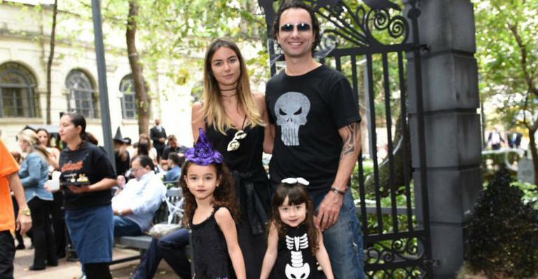Marco Luque se diverte com a família em festa de Halloween