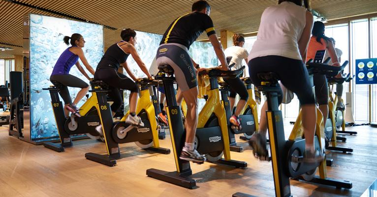Spinning e soul cycle: conheça as aulas em bicicleta ergométrica que emagrecem muito