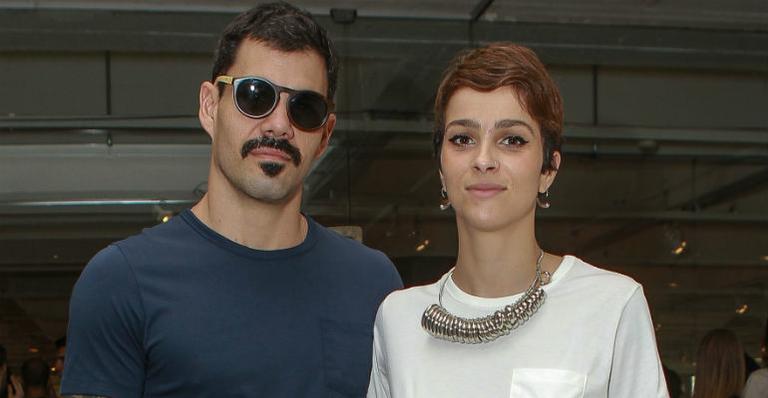 Juliano Cazarré e a amada, Letícia Bastos, assistem desfile na SPFW