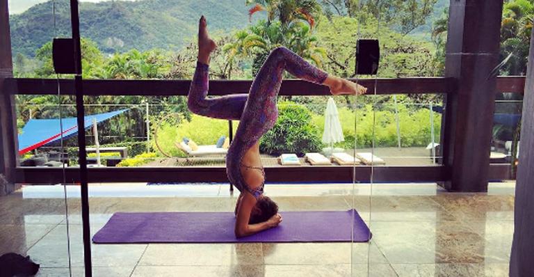 Isis Valverde comemora evolução na ioga: “Depois de dois tombos”