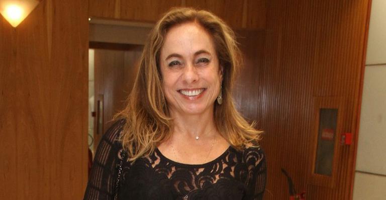 Cissa Guimarães mostra foto de biquíni e faz sucesso na internet