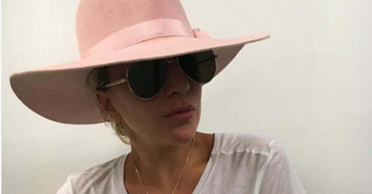 De barriga de fora, Lady Gaga mostra nova tatuagem