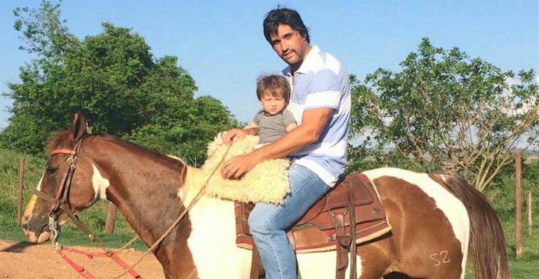 Leo posa com o filho, José, montado em cavalo