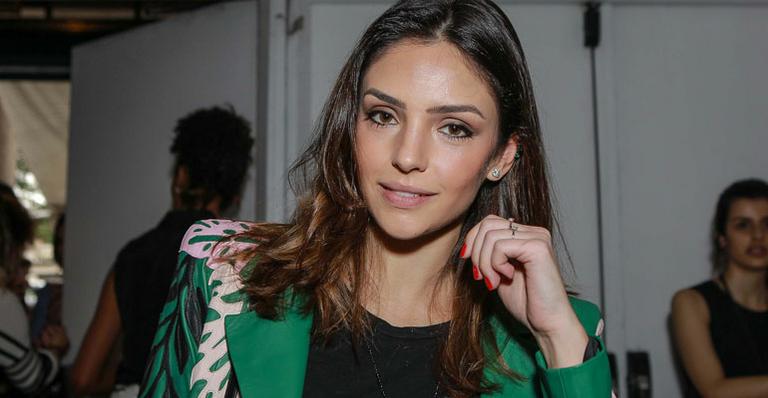 Carol Celico rouba a cena nos bastidores de desfile do SPFW