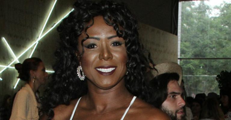 Ex-BBB Adélia Soares surpreende e aparece com look comportado no SPFW