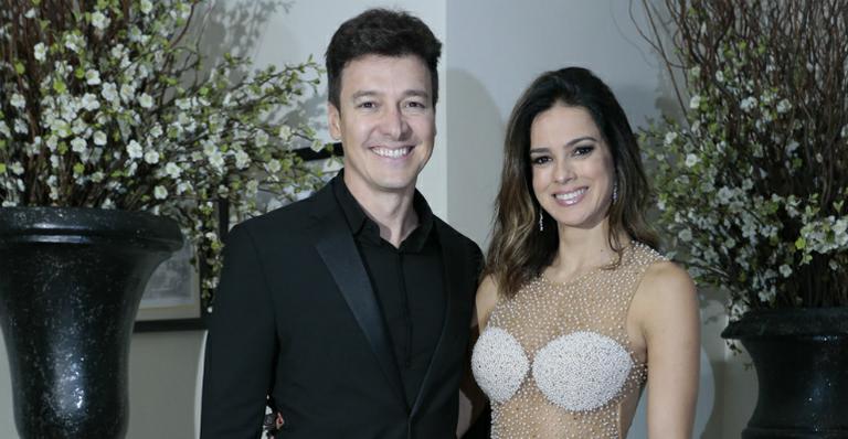 Vera Viel, mulher de Rodrigo Faro, rouba a cena com vestido transparente em jantar beneficente