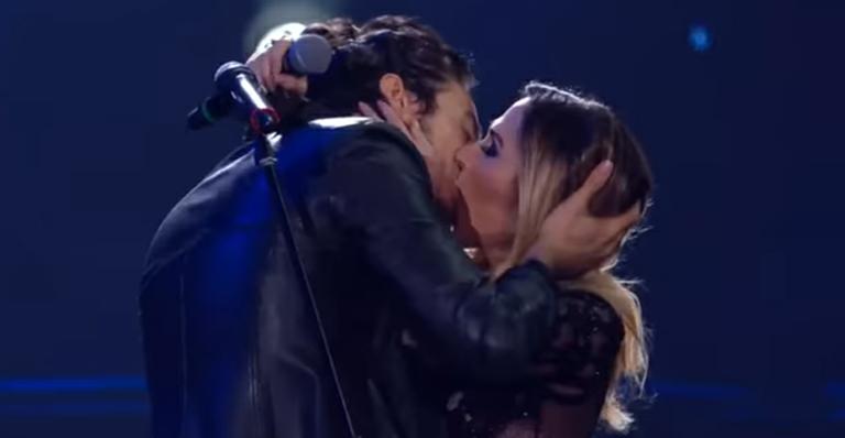 Tatá Werneck e Tiago Iorc se beijam no Prêmio Multishow