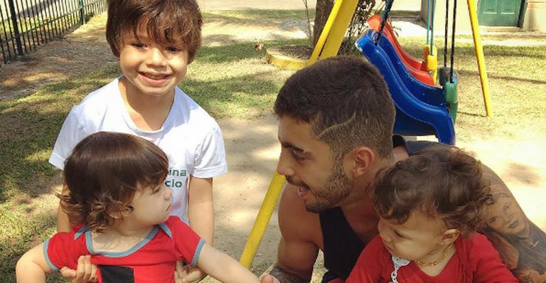 Pedro Scooby mostra momento de carinho com os filhos