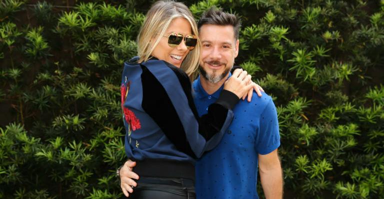 Adriane Galisteu posa com o marido, Alexandre, no desfile da grife Iodice