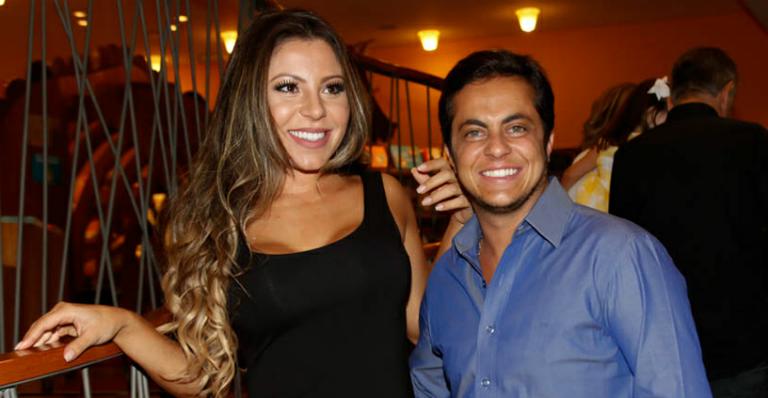 Após reatar noivado, Thammy Miranda troca beijos com Andressa Ferreira