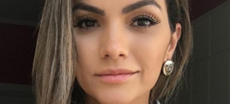 Com o barrigão de fora, Kelly Key aparece abastecendo seu carrão em posto de gasolina