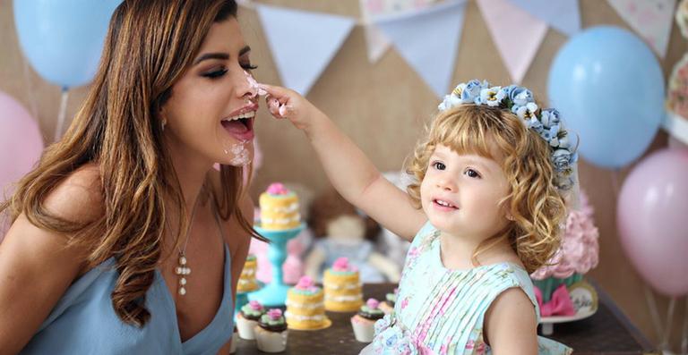 Carol Castelo Branco faz ensaio com a filha, Sophia