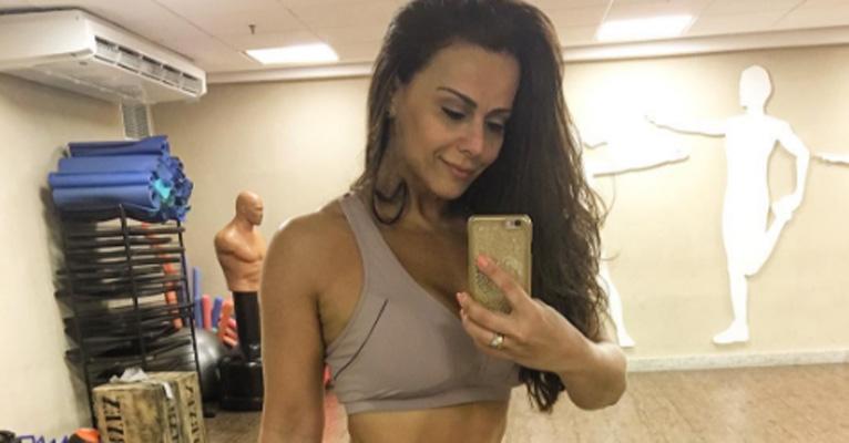 Com a barriga de fora, Viviane Araújo mostra seu talento no funk; confira;