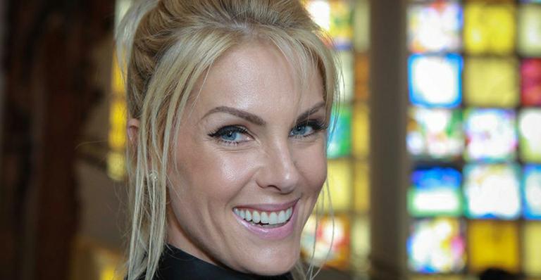 Ana Hickmann arremata look com bolsa de grife francesa e rouba a cena no SPFW