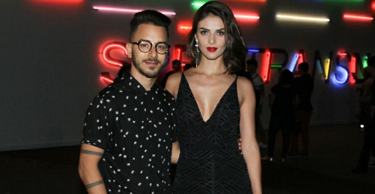 Junior Lima curte desfile no SPFW com a mulher, Monica Benini
