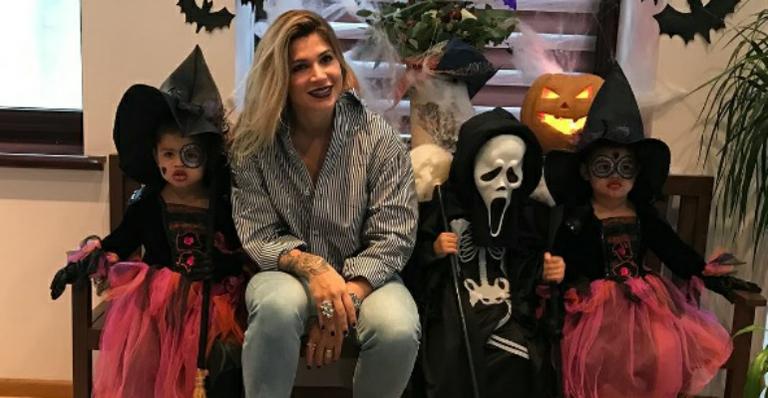Dani Souza mostra as filhas fantasiadas de bruxinhas para o Halloween