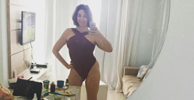 Aos 53 anos, Marisa Orth impressiona em foto de maiô: “Selfie rara”