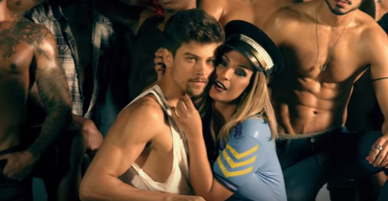 Valesca sensualiza ao lado de Raphael Sander no clipe da música “Viado”