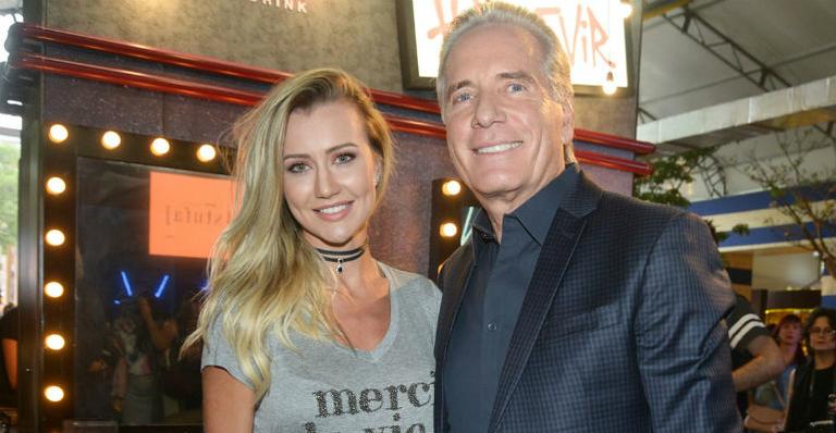 Roberto Justus prestigia a esposa, Ana Paula Siebert, na São Paulo Fashion Week
