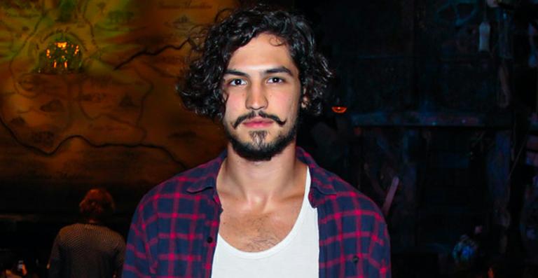 Gabriel Leone mostra foto romântica com Carla Salle