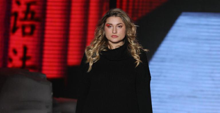 Sasha cruza a passarela de grife no SPFW