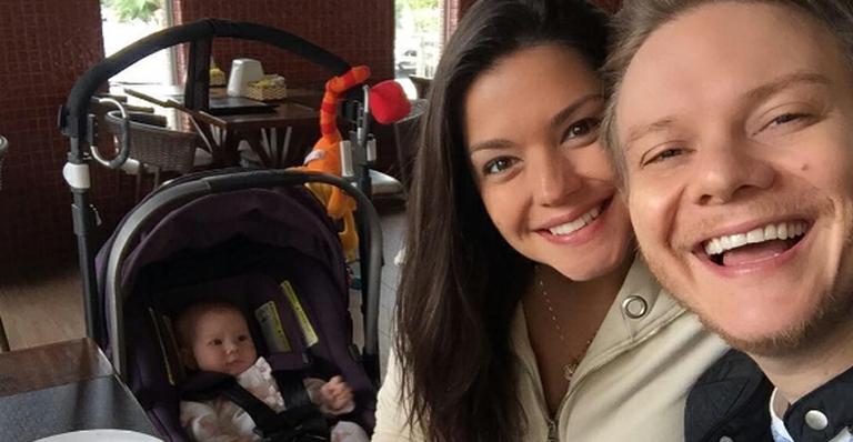 Thais Fersoza e Michel Teló posam com a pequena Melinda