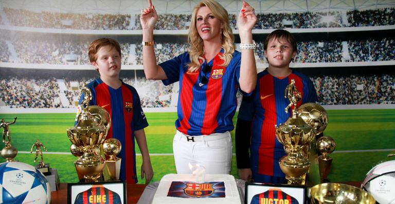 Val Marchiori comemora aniversário dos filhos gêmeos em escolinha de futebol